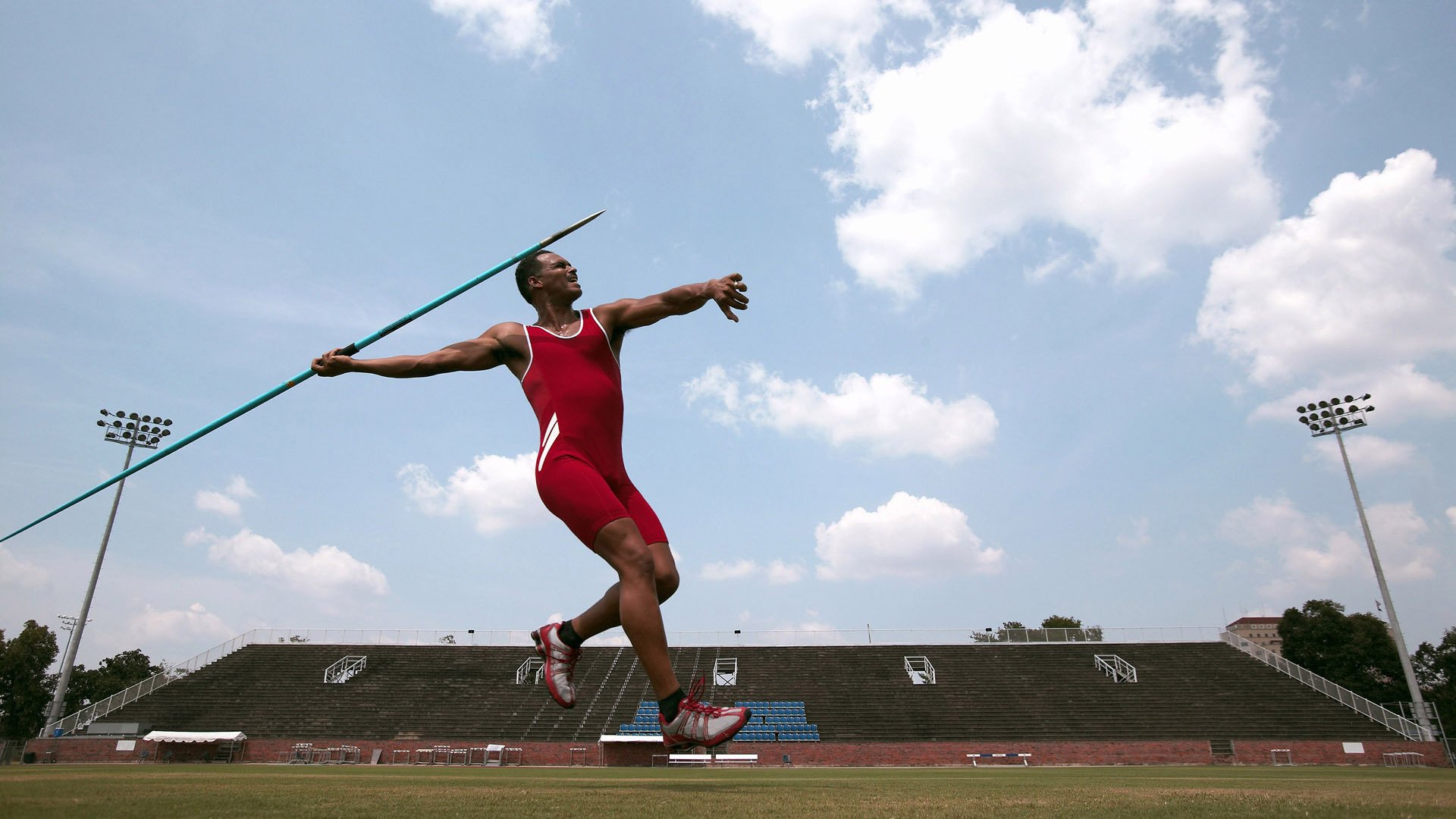 开云体育官方网站-NBA季后赛之夜，奥纳纳存在感拉满，从足球门线到篮球边线的跨界共鸣