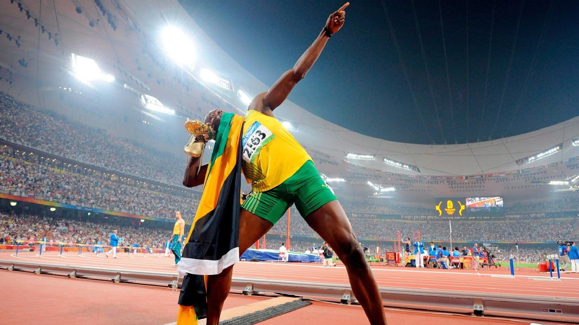 卡塔尔资本阴影下的绿茵对决,拜仁惊险过关,巴雷拉半决赛接管战场